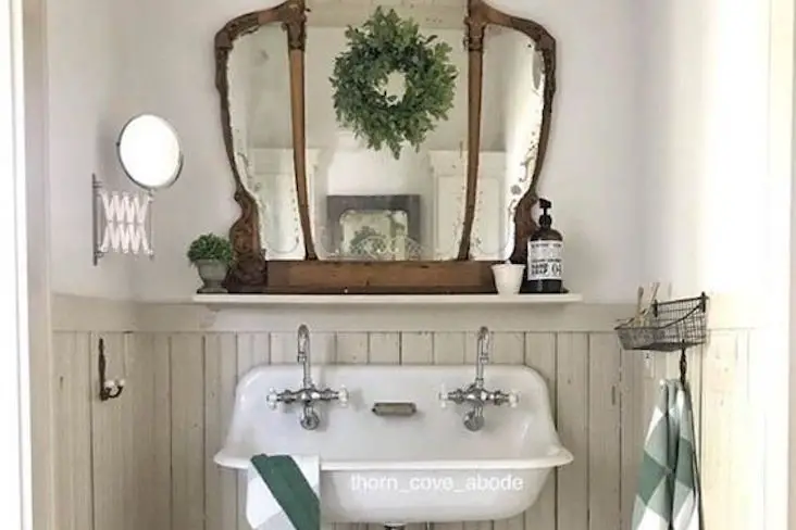 idee salle de bain deco quotidien soubassement lambris couleur neutre ambiance cottage élégant