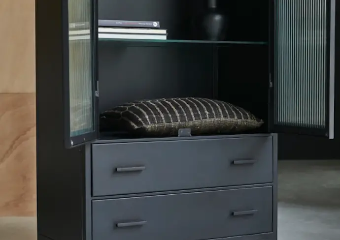 meuble rangement vitrine moderne noir métal verre strié élégant sobre simplicité