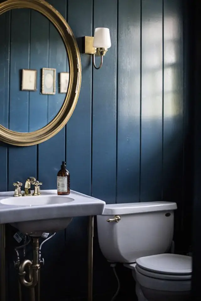 moderniser lambris mural idee salle de bain toilette peinture bleue satinée miroir laiton