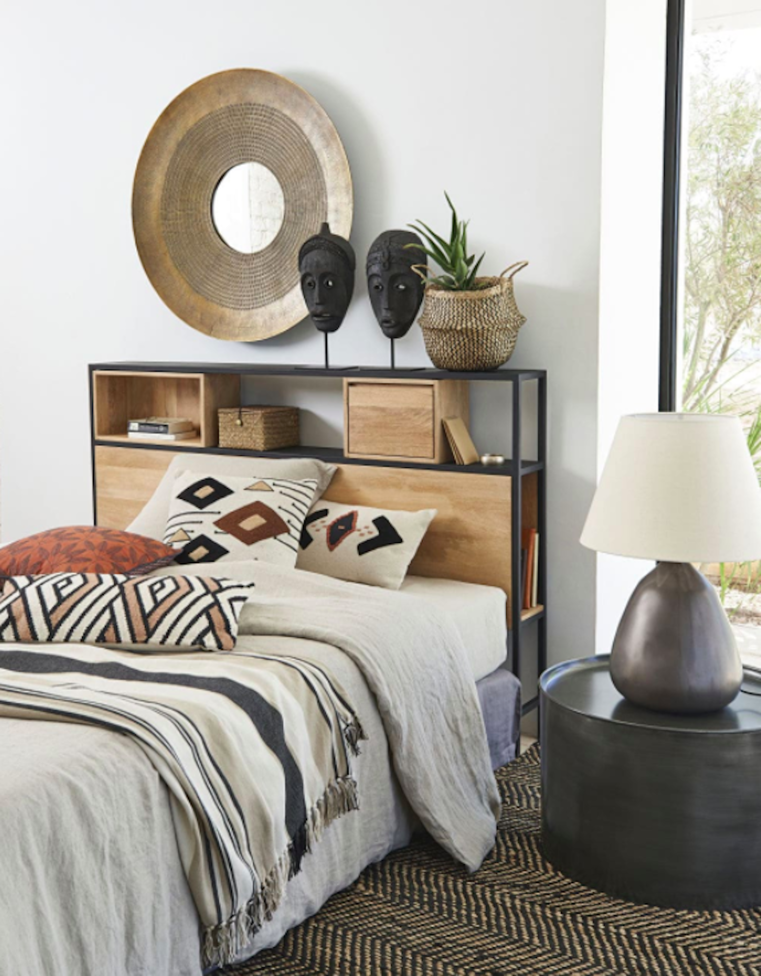 tete de lit pratique petite chambre bois manguier massif structure métal noir ambiance moderne