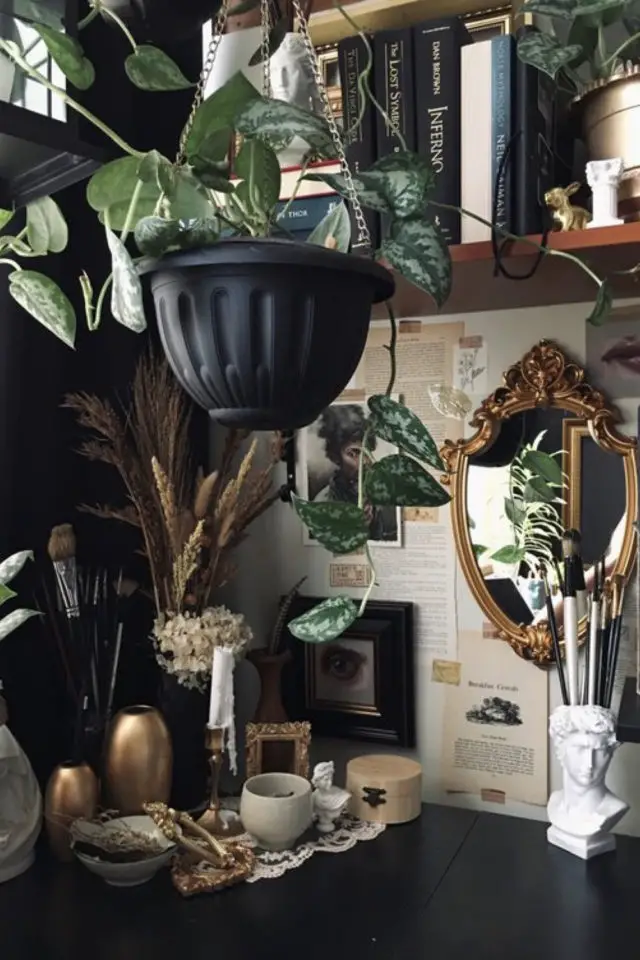 ambiance poetique decalee classique chic détail décoration plante suspendu e petit miroir ancien étagère en bois papier peint dessus meuble