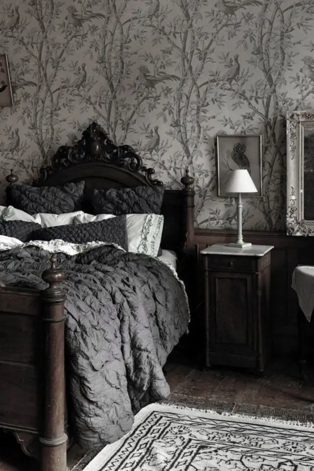 ambiance poetique decalee classique chic chambre à coucher papier peint noir et blanc forêt lit ancien en bois