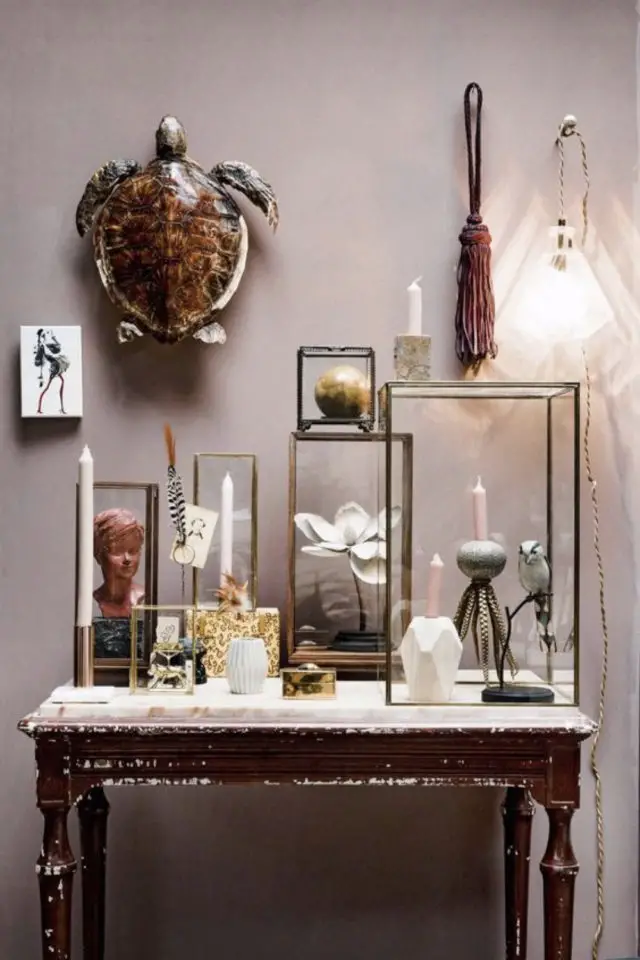 ambiance poetique decalee classique chic petit cabinet de curiosité bougies cloche en verre naturalisme