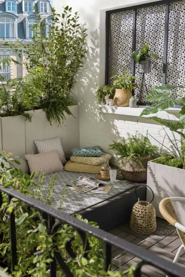 balcon amenagement et deco exemple petite estrade tapis coussins plantes vertes