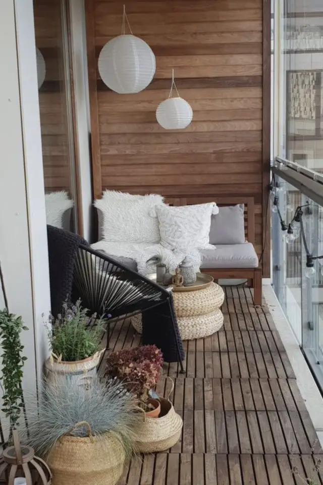 balcon amenagement et deco exemple revêtement mural bois petit canapé fauteuil noir simple et efficace