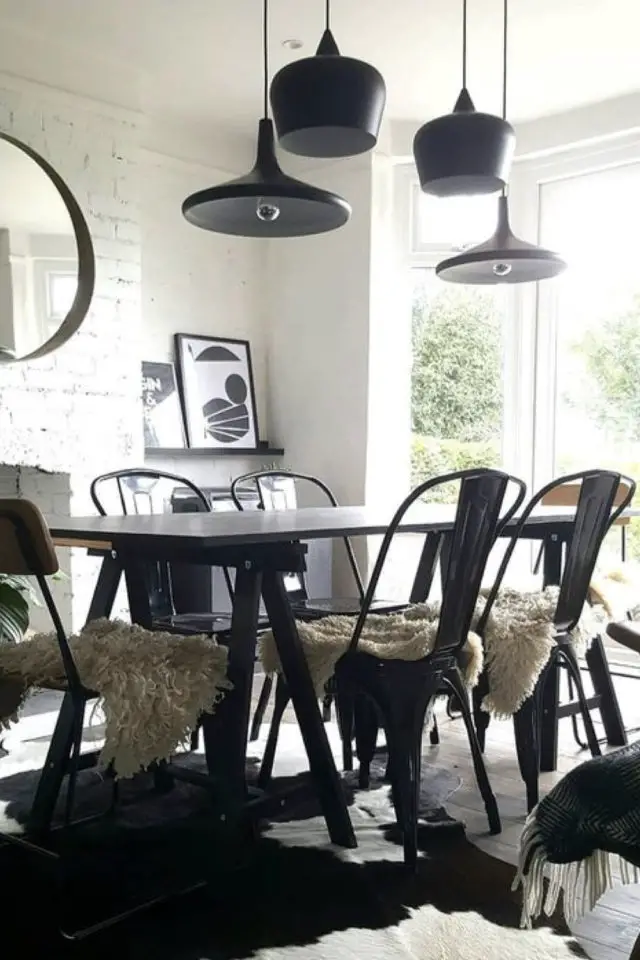 chaise industrielle tolix metal deco chic salle à manger blanche et noire moderne cheminée en brique suspension design noir