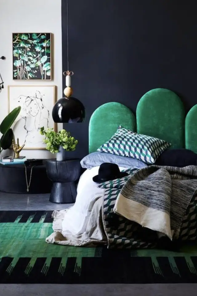chambre adulte tete de lit verte sapin contraste mur noir moderne 