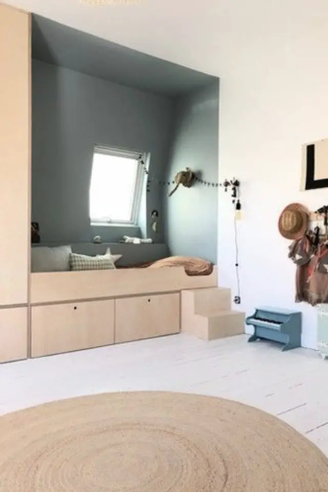 chambre enfant scandinave moderne exemple meuble sur mesure en bois clair niche lit vert sauge design nature