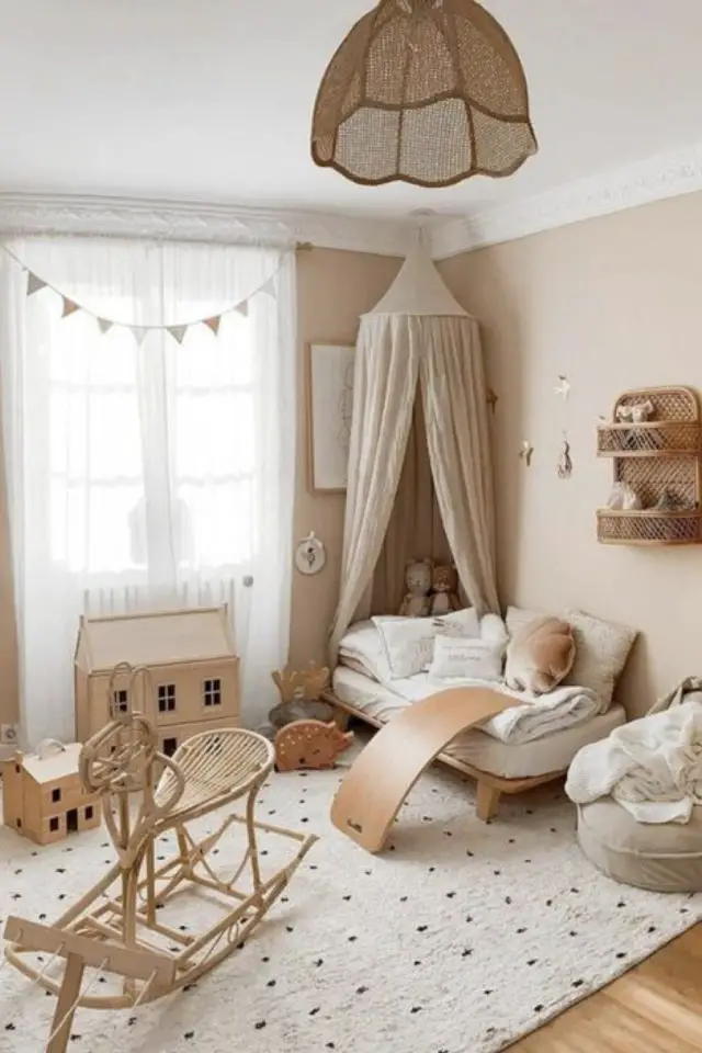 chambre enfant scandinave moderne exemple couleur neutre ivoire beige ciel de lit tapis berbère jouets en bois