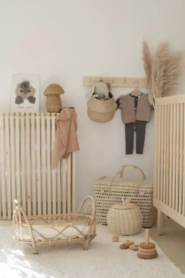 chambre enfant scandinave moderne exemple mobilier en bois clair ambiance douce et naturelle rotin osier tapis
