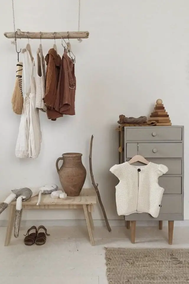 chambre enfant scandinave moderne exemple petite commode peinture grise portant vêtement DIY suspendu banc en bois