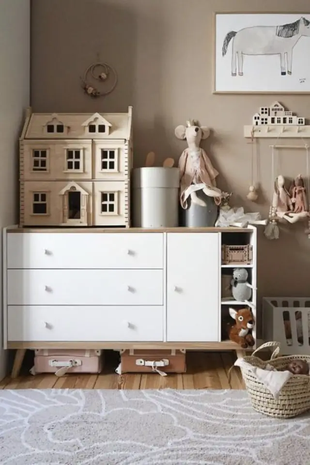 chambre enfant scandinave moderne exemple grande commode pratique en bois et blanc maisonnette poupée jouet mur couleur rose poudré