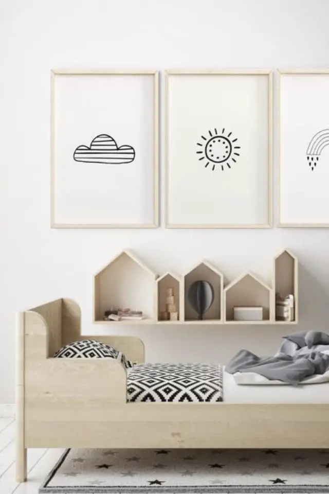 chambre enfant scandinave moderne exemple lit design en bois naturel décor épuré minimaliste cadres muraux dessins simple étagères déco