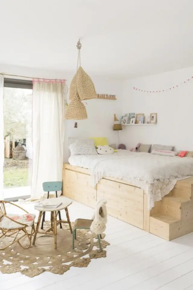 chambre enfant scandinave moderne exemple lit sur-élevé plateforme en bois mur blanc tapis table dinette