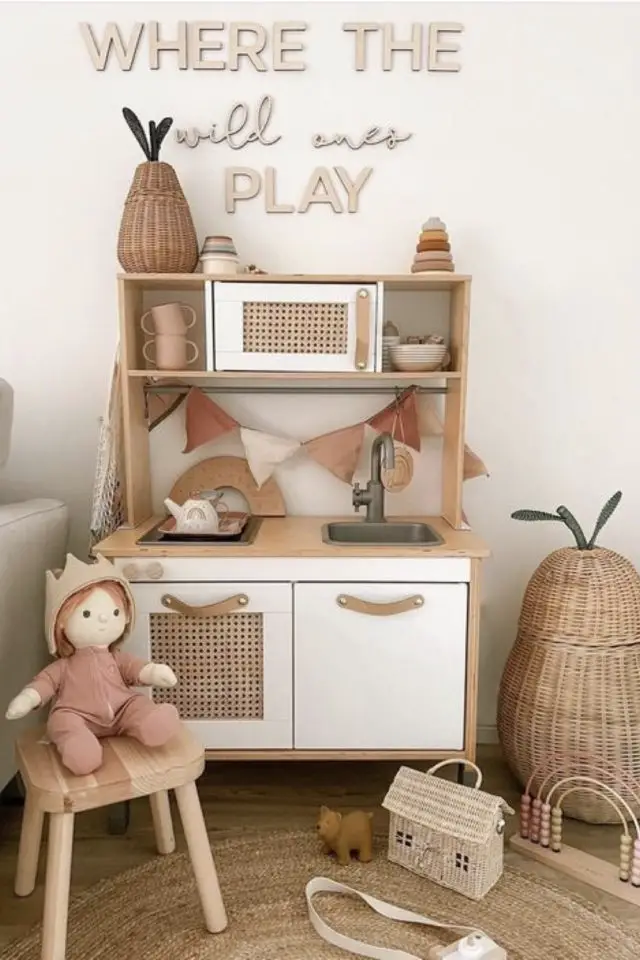 chambre enfant scandinave moderne exemple kitchenette jouet blanc et bois simple et élégant
