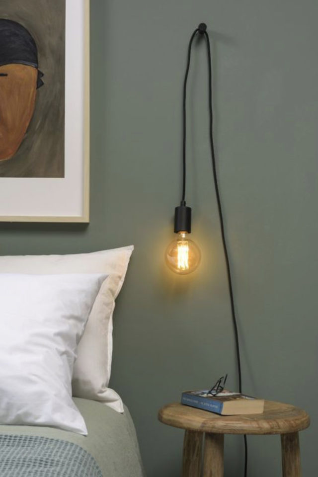 chambre luminaire minimaliste exemple baladeuse suspendue au mur couleur vert sauge noir détail à côté du lit