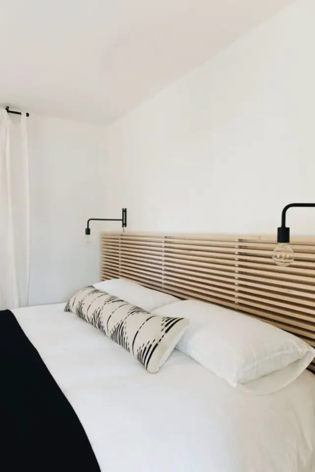 chambre luminaire minimaliste exemple applique murale de chaque côté de la tête de lit en bois tasseaux