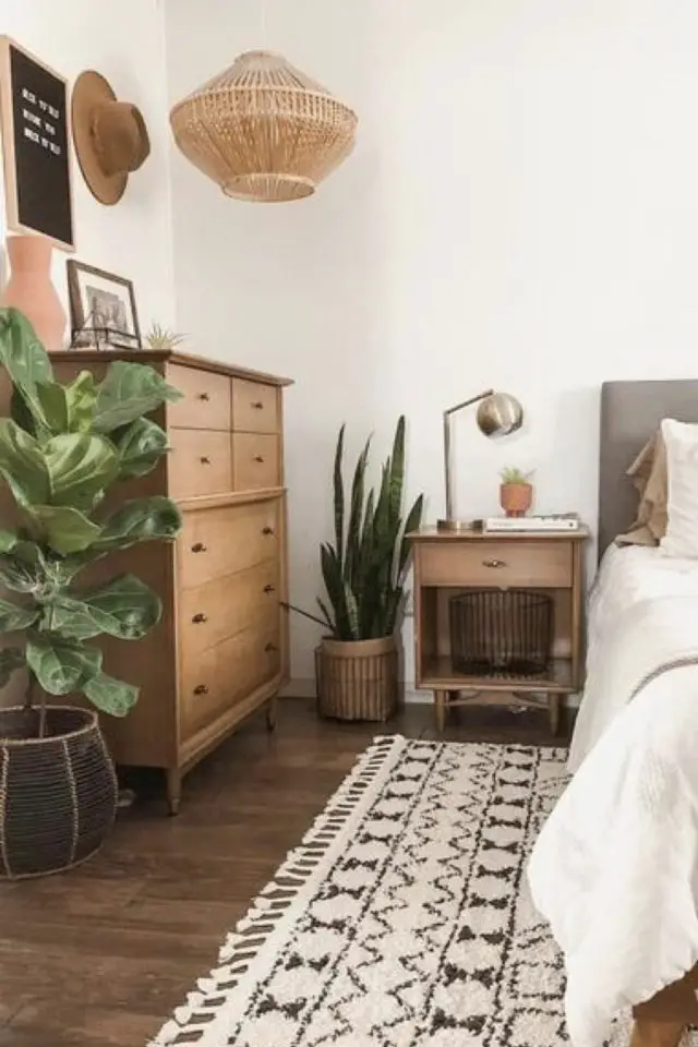 chambre parentale relooker exemple style bohème moderne descente de lit tapis berbère commode en bois plantes intérieur lampe chevet laiton