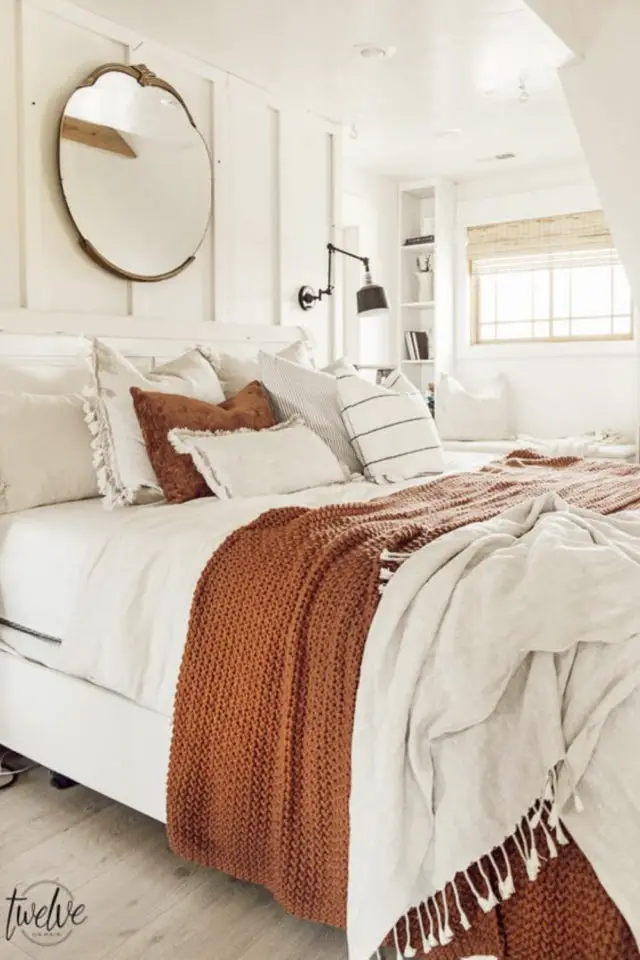 chambre parentale relooker exemple blanc écru terracotta linge de lit parure élégante simple