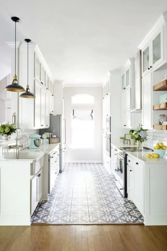 cuisine couloir longueur amenagement exemple blanche lumineuse porte au fond meubles des 2 côtés