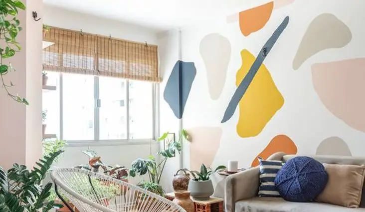 decoration fresque murale moderne exemple salon séjour couleur formes organiques élégant