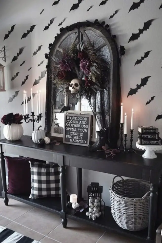 decoration style tim burton exemple console noir miroir ancien candélabre bougeoirs