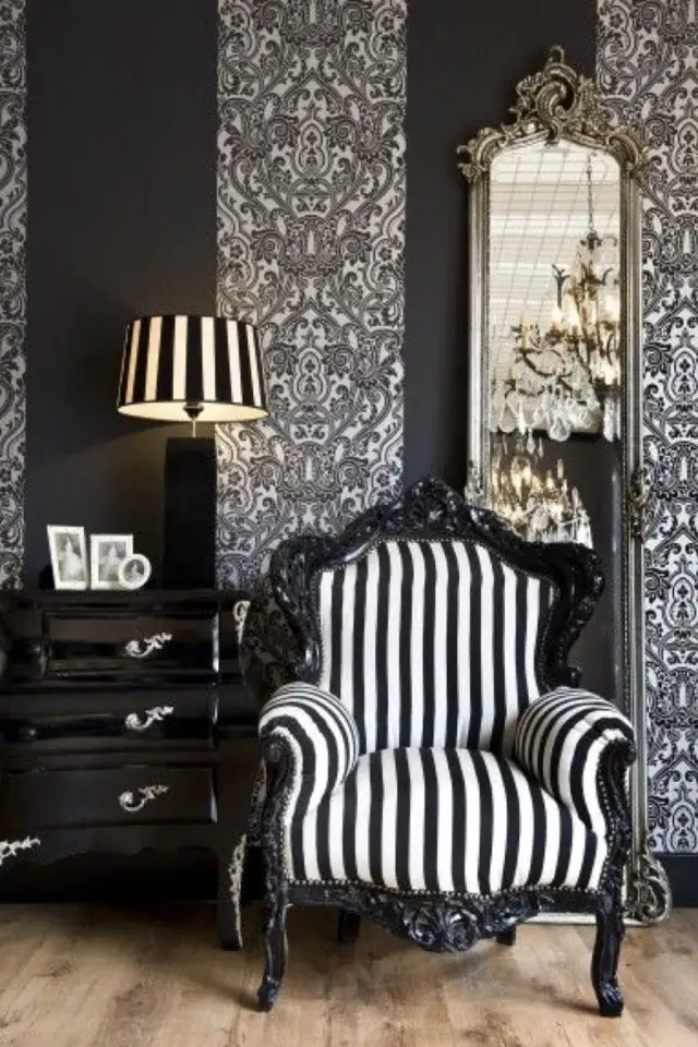 decoration style tim burton exemple fauteuil ancien tissus rayure noir et blanc papier peint gothique peinture noire lustre abat-jour rayé