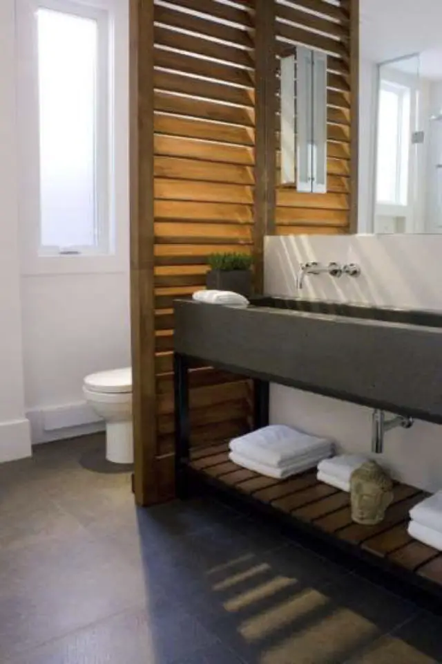 decoration toilettes salle de bain exemple claustra bois lames horizontales séparation salle de bain intimité