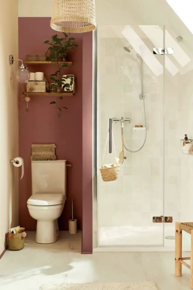 decoration toilettes salle de bain exemple renfoncement à côté de la douche couleur terracotta
