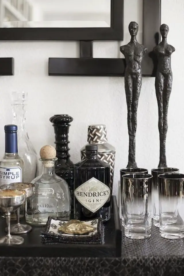 detail decoration masculine bar desserte verre cristal statuette noire bouteille chic homme