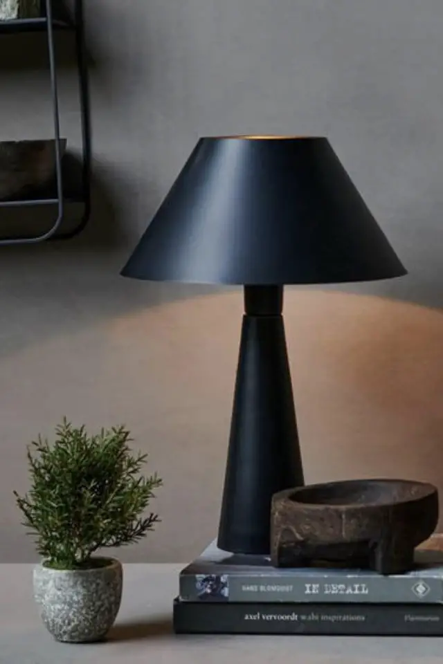 entree style minimale luminaire exemple lampe à poser noire simple élégante buffet console