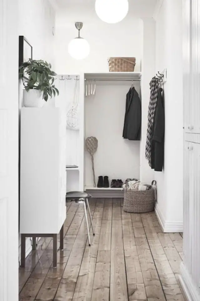 entree style minimale luminaire exemple petites suspension blanche ronde couloir en longueur blanc