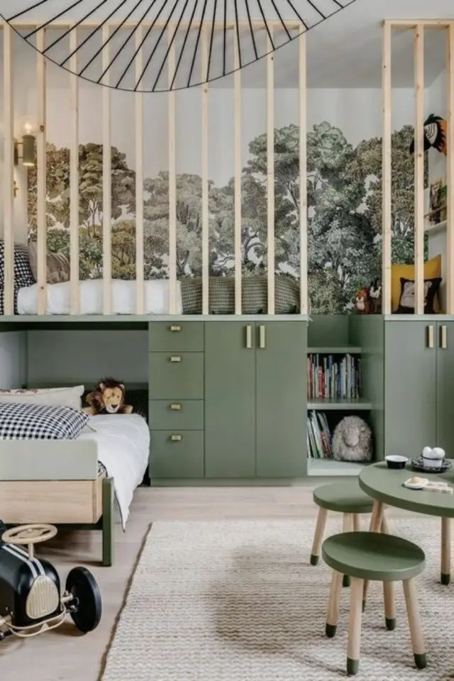 exemple chambre enfant moderne vert sauge mezzanine claustra bois tendance rangement sur mesure