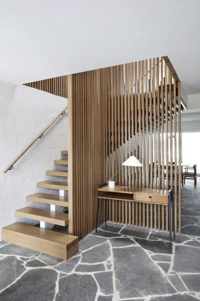 exemple claustra bois interieur moderne entrée salon séjour escalier contemporain chaleureux