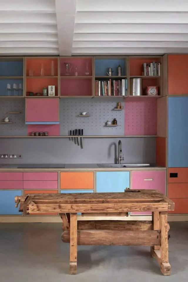 exemple cuisine lineaire longueur coloré façade bleu rose orange mur gris original