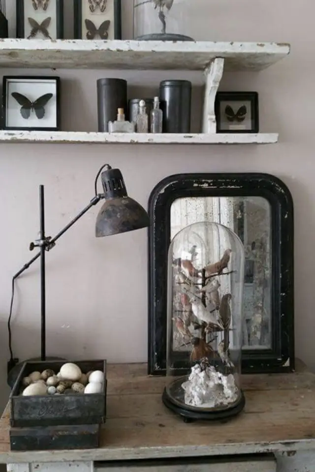 exemple deco gothique tim burton chambre à coucher bureau coiffeuse miroir chiné ancien papillon encadré lampe rétro