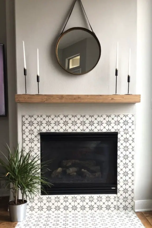 exemple decor dessus cheminee carreaux faïence étagère bois miroir rond bougies