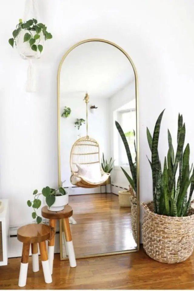 exemple decoration miroir arrondi arche plante verte détail déco au sol