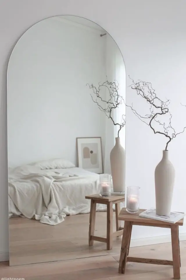 exemple decoration miroir arrondi chambre minimale blanche arche simplicité