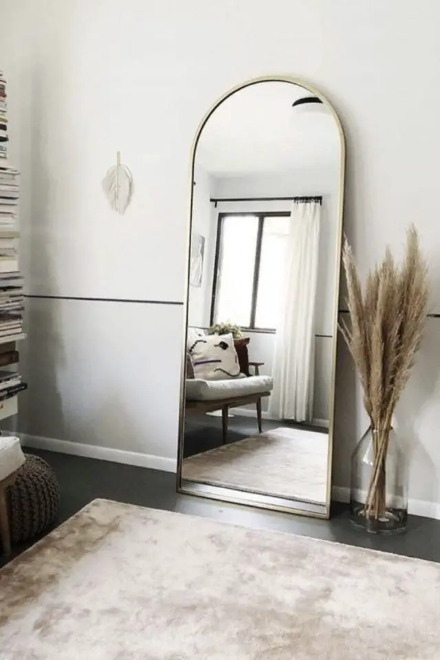 exemple decoration miroir arrondi salon élégant gris simple