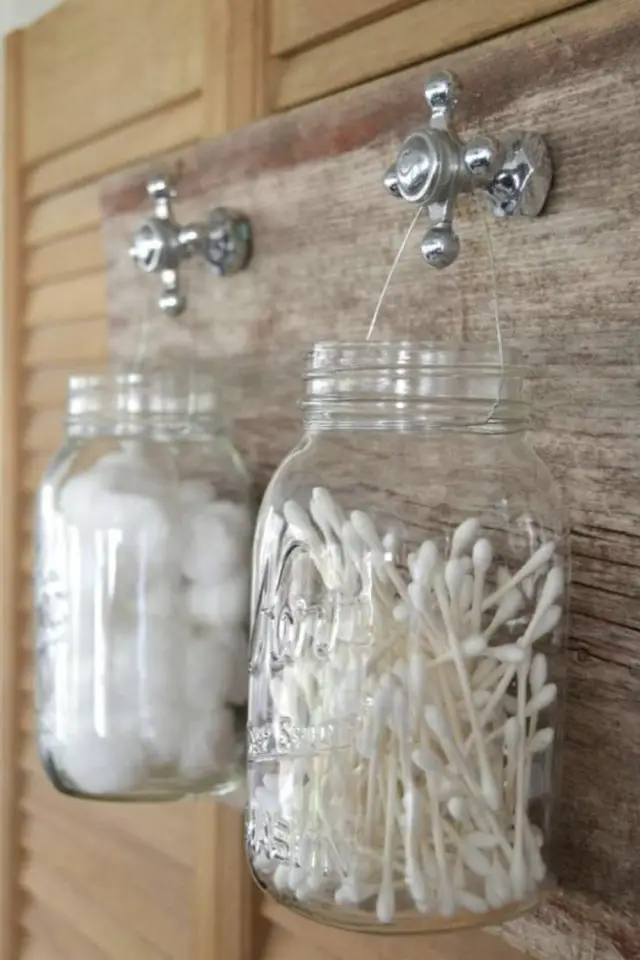 exemple recyclage deco DIY petit rangement salle de bain bocaux en verre suspendu