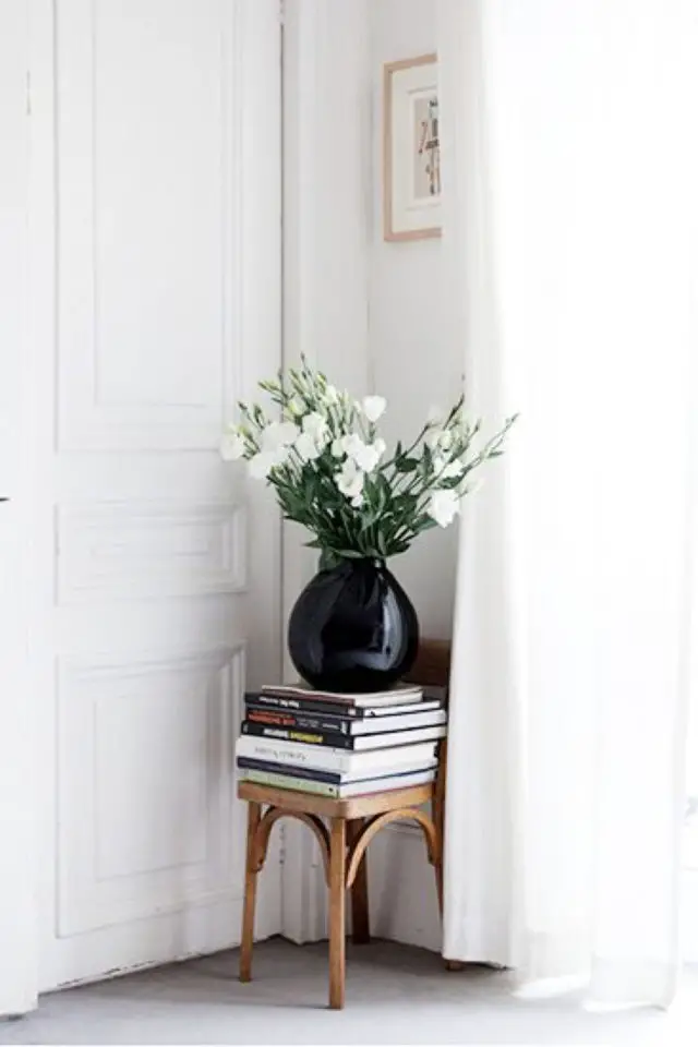exemple utilisation detail noir decoration vase fleur angle de pièce contraste attire regard pile de livre