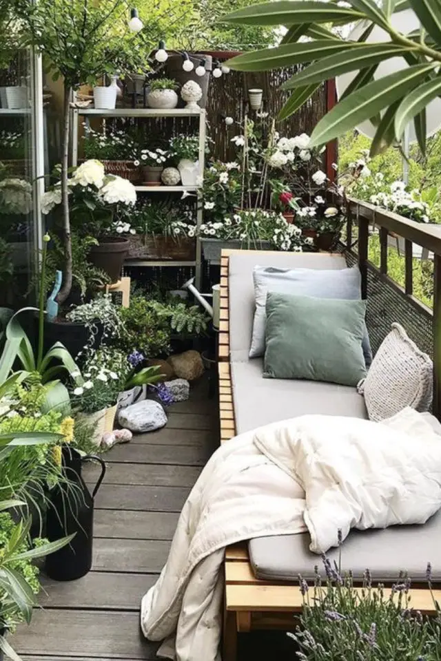 idee a copier balcon bain de soleil en bois avec coussin plantes vertes étagères intérieur extérieur