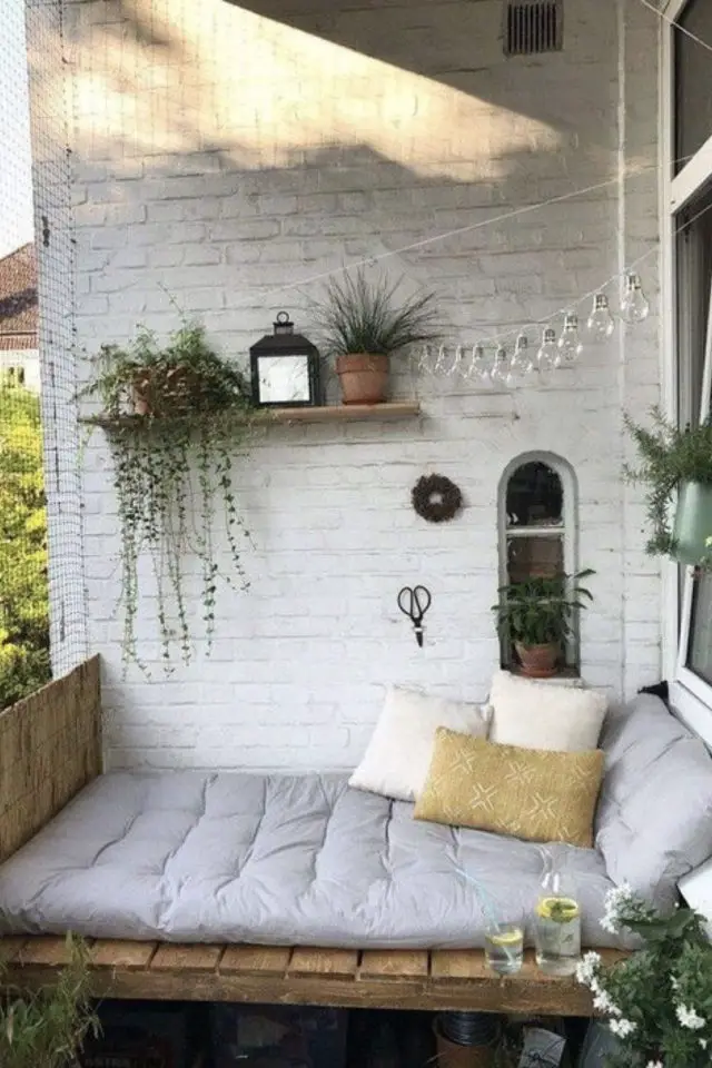 idee a copier balcon banquette avec coussin de sol petite étagère murale peinture mur brique