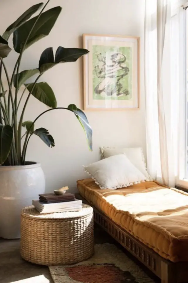 interieur cosy et minimaliste exemple coin lecture près d'une fenêtre plantes coussins de sol