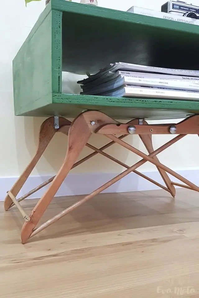 journee du recyclage exemple decoration petit meuble table de chevet recup cintre en bois piètement original