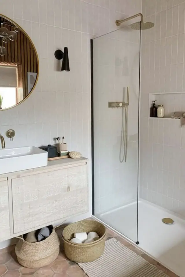 luminaire minimaliste salle de bain applique murale noir entre douche et meuble vasque lumière indirecte