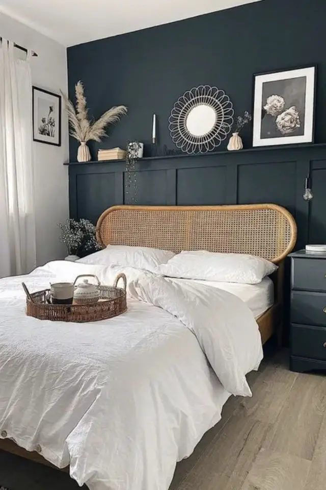 meuble cannage chambre adulte exemple tête de lit clair sur mur foncé bleu canard 
