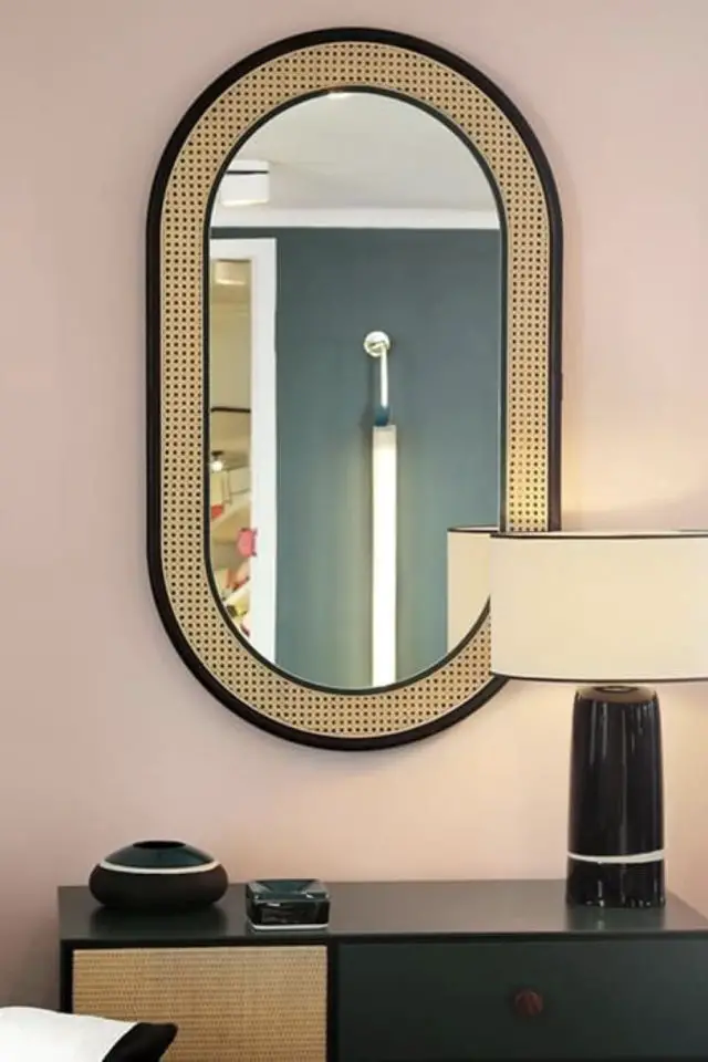 meuble cannage chambre adulte exemple miroir oval cannage moderne tendance encadrement noir élégant