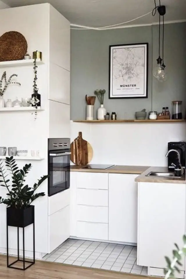mini cuisine en longueur exemple petit appartement mobilier épuré blanc mur vert sauge étagère bois
